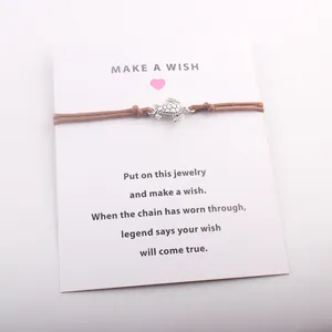 Bracelet carte de vœux fait main avec breloque tortue argentée sur cordon marron réglable