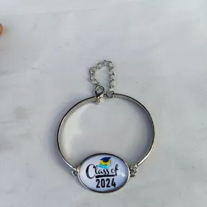 Dettaglio del braccialetto di laurea con design Class of 2024 e fascia in lega d'argento