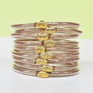 Vue détaillée des bracelets à paillettes en silicone à 9 couches avec boucles lotus