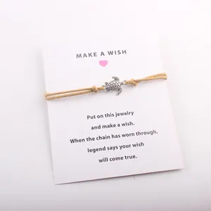 Élégant bracelet tortue fait main présenté sur une jolie carte cadeau Make a Wish.