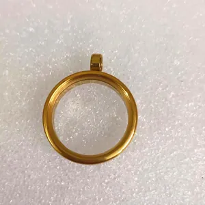 Primer plano de un colgante circular de acero inoxidable dorado con ventana transparente