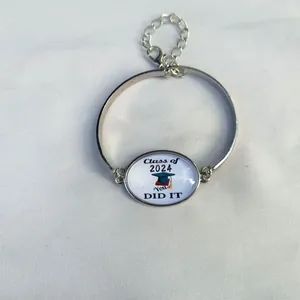 Dettaglio del ciondolo di laurea Class of 2024 su bracciale regolabile in argento