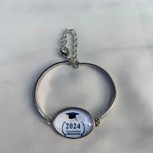 Dettaglio del braccialetto di laurea 2024 con catena argentata e centrotavola ovale