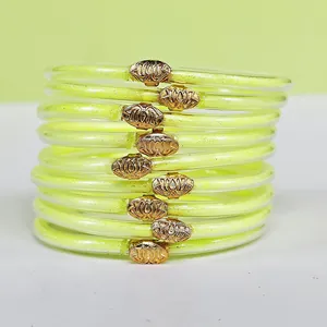 Ensemble de 9 bracelets joncs en silicone à paillettes néon avec breloques lotus dorées