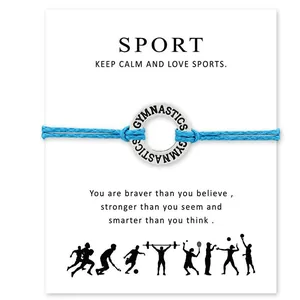 Vue détaillée d'un bracelet de gymnastique tressé bleu sur une carte de sport motivante.