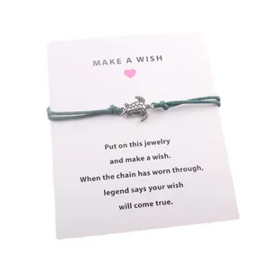 Bracelet à vœux tortue fait main avec cordon vert sur une carte de message décorative