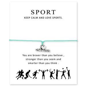 Vue détaillée du bracelet de vœux gymnastique vert menthe avec carte de sport.