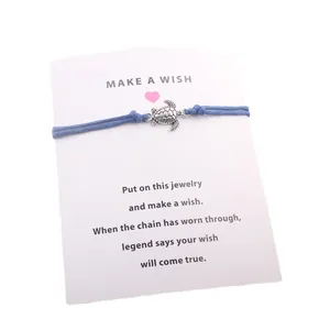 Bracelet tortue à cordon bleu unique monté sur une carte cadeau 'Make a Wish'