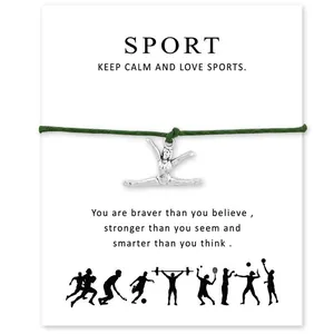 Gros plan du bracelet de gymnastique avec cordon vert sur carte de vœux sportive