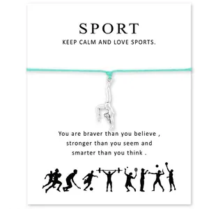 Détail du bracelet avec pendentif de gymnaste sur une carte de vœux de sport