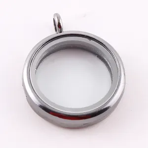 Dettaglio del medaglione flottante rotondo da 30 mm in lega nera per collana fai-da-te.