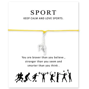 Bracelet breloque gymnastique avec cordon jaune sur carte de sport motivante