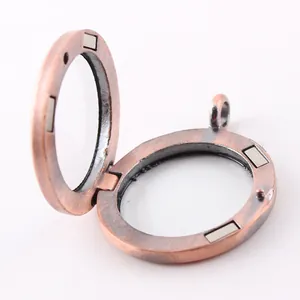Dettaglio di un medaglione flottante rotondo da 30 mm in lega con chiusura magnetica e vetro