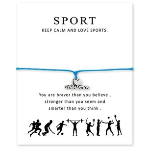Gros plan d'un bracelet de gymnastique bleu avec breloque I heart gymnastics sur carte