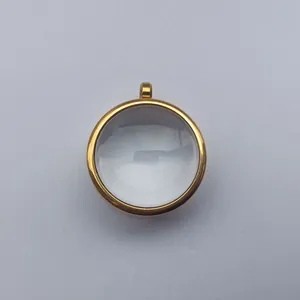 Primer plano de una caja Gau de acero dorado con tapa de cristal mineral convexo.