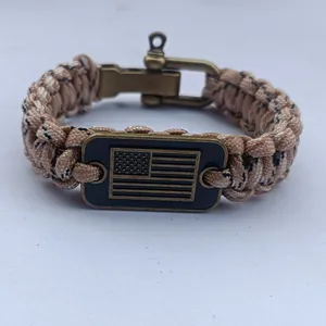 Pulsera de paracord con placa metálica de bandera de EE.UU. y cierre de grillete