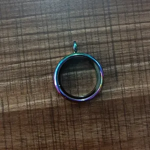 Primo piano di un ciondolo medaglione flottante arcobaleno da 30mm per gioielli fai-da-te