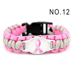 Visuale dettagliata del bracciale di sopravvivenza in paracord intrecciato con nastro