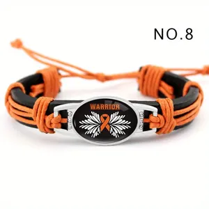 Primer plano de una pulsera de cuero trenzado con cinta naranja y colgante 'WARRIOR'.