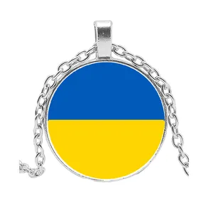 Detailansicht der runden Glas-Cabochon-Halskette mit dem Motiv der Ukraine-Flagge