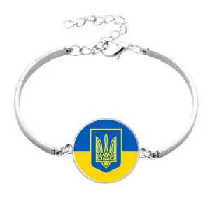 Dettaglio del bracciale a rigido argento con ciondolo a cupola bandiera ucraina