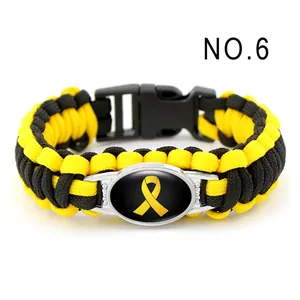 Primo piano del braccialetto di sensibilizzazione nastro giallo in paracord nero e giallo