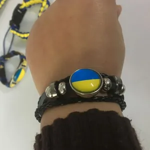 Primer plano de una pulsera de cuero negro multicapa con cúpula de cristal de Ucrania