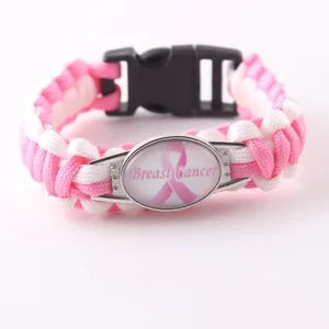 Primo piano del braccialetto paracord rosa e bianco con nastro per il cancro al seno.