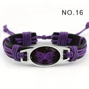 Vista detallada de la pulsera de cuero hecha a mano con cinta púrpura y mariposa