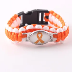 Dettaglio del braccialetto in paracord con nastro arancione per la sensibilizzazione