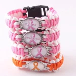 Dettaglio di braccialetti di sensibilizzazione in paracord fatti a mano.