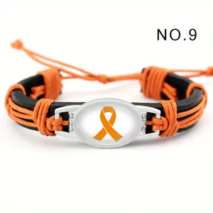 Vista detallada de pulsera de cuero trenzado a mano con motivo de cinta naranja