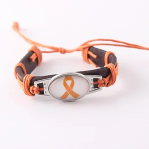 Primer plano detallado de una pulsera de cuero hecha a mano con cinta de conciencia naranja