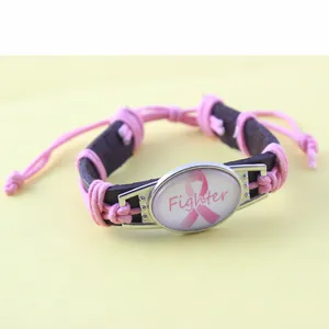 Detalle de la pulsera de concienciación sobre el cáncer de mama con lazo rosa