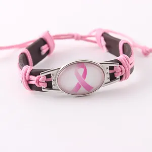 Vista detallada de pulsera de cuero hecha a mano con cinta rosa contra el cáncer de mama
