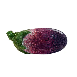 Detailansicht der funkelnden lila und grünen Strasssteine auf der Auberginen-Clutch