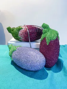 Detailansicht der Abendtasche in Auberginenform mit funkelnden violetten Strasssteinen