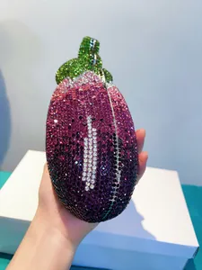 Detailansicht einer glitzernden Abendtasche in Auberginenform mit bunten Strasssteinen