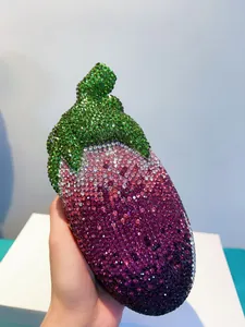 Detailansicht der funkelnden lila Strasssteine auf der auberginenförmigen Abend-Clutch-Tasche