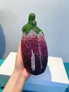 Detail einer glitzernden abendtasche in auberginenform mit leuchtend lila kristallen