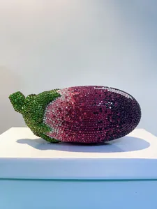 Detaillierte Seitenansicht einer glitzernden Abendtasche in Auberginenform für Damen