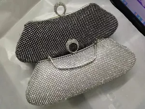 Vista detallada de los bolsos de noche de lujo con pedrería en negro y plata