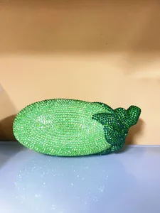 Grüne mit Strass besetzte Abendtasche in Auberginenform für elegante Anlässe im Detail