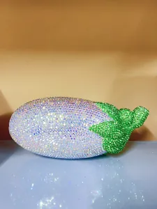 Funkelnde Strasssteine in Regenbogenfarben und Grün auf dieser Abendtasche in Auberginenform