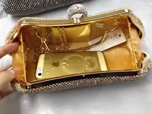 Vista detallada del bolso de fiesta dorado con pedrería, forro de seda y cadena metal