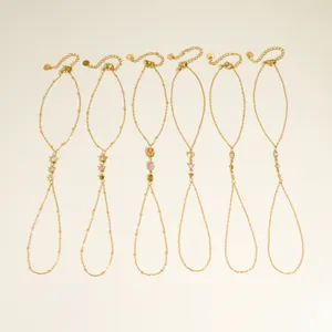 Vista dettagliata di bracciali da dito in acciaio inossidabile placcati oro 18k con pietre