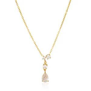 Elegante collar bañado en oro de 18K con un brillante colgante de circonita en pera