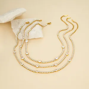 Primer plano de tres collares tennis bañados en oro de 18k con circonitas brillantes