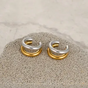 Detailansicht minimalistischer zweifarbiger Ohrklemmen aus Edelstahl in Gold und Silber