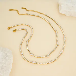 Primer plano de collares de tenis dorados con cristales brillantes sobre fondo beige